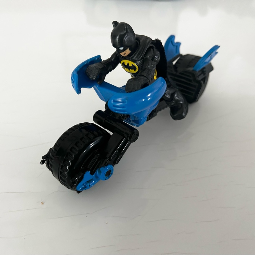 Fisher Price ImagineXt DC Comics Batman Blue Black Motorcycle Batcycle Toy